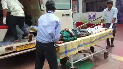 जशपुर: लोरोघाट में सामने से आ रही गाड़ी को बचाने के चक्कर में ट्रक अनियंत्रित होकर गिरा, चालक गंभीर घायल