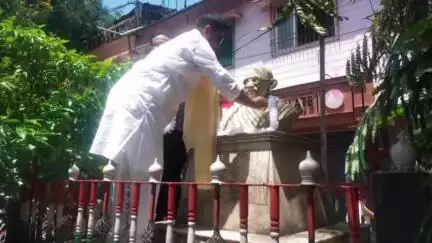 করিমগঞ্জ: শ্রীভূমি শহরে মহাত্মা গান্ধীর প্রতিকৃতিতে মাল্যদান করে শ্রদ্ধাঞ্জলি জানালেন জেলা কংগ্রেসের সভাপতি