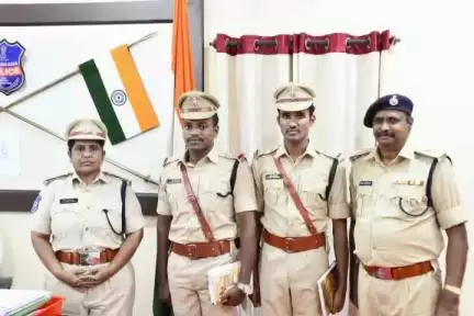 నిర్మల్: జిల్లా కేంద్రంలోని పోలీసు కార్యాలయంలో ఎస్పీ జానకి షర్మిలను మర్యాదపూర్వకంగా కలుసుకున్న శిక్షణ పూర్తి చేసుకున్న ఆర్ఎస్ఐలు