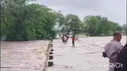 हटा: मड़ियादो में भारी बारिश से सबधारा नाला उफान पर, लोग जान जोखिम में डालते दिखे