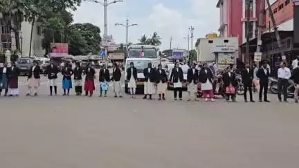 ಚಿಕ್ಕೋಡಿ: ಮಹಿಳಾ ನ್ಯಾಯವಾದಿ ಮೇಲೆ ಹಲ್ಲೆ ಖಂಡಿಸಿ ಪಟ್ಟಣದಲ್ಲಿ ಪ್ರತಿಭಟನೆ