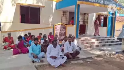 ஆம்பூர்: MLA தூண்டுதலில் டார்ச்சர் - குமாரமங்கலம் ஊராட்சி மன்ற அலுவலகம் முன்பு ஊராட்சி மன்ற தலைவர், வார்டு உறுப்பினர்கள் தர்ணா