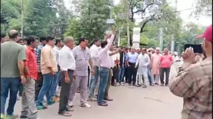 ललितपुर: पार्षद मनमोहन चौबे के साथ हुई मारपीट के मामले में विभिन्न संगठनों ने जिला मुख्यालय पर किया विरोध प्रदर्शन