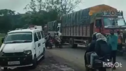 पालघर: वज्रेश्वरी- शिरसाड मार्गावर उसगाव परिसरात वाहतूक कोंडी