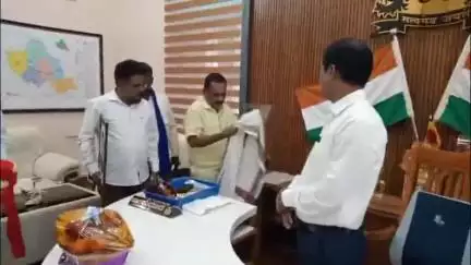 ಮಂಡ್ಯ: ನಗರದಲ್ಲಿ ಜಿಲ್ಲಾಧಿಕಾರಿ ಡಾ. ಕುಮಾರಗೆ ಪ್ರಗತಿಪರರಿಂದ 'ಜನಸ್ನೇಹಿ ಅಡಳಿತಗಾರ' ಬಿರುದು ಪ್ರದಾನ