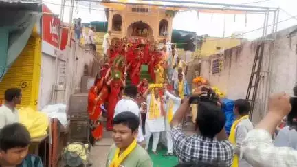 डीग: ऐतिहासिक लक्ष्मण मंदिर डीग पर श्री राम कथा महोत्सव एवं संत समागम का शुभारंभ कलश यात्रा के साथ हुआ