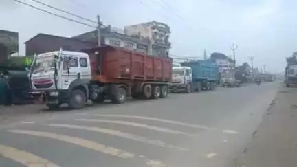 बेहट: बादशाहीबाग रोड से प्रशासन टीम ने बिना प्रपत्रों के रेत से भरे डंपर को पकड़कर किया सीज
