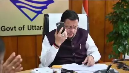 देहरादून: मुख्यमंत्री पुष्कर सिंह धामी ने सचिवालय में जनसमस्याओं पर फरियादियों से की बात