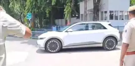 पटना ग्रामीण: पटना की सड़कों पर निकले सीएम नीतीश कुमार, थोड़ी देर बाद लालू प्रसाद यादव भी गाड़ी से निकले