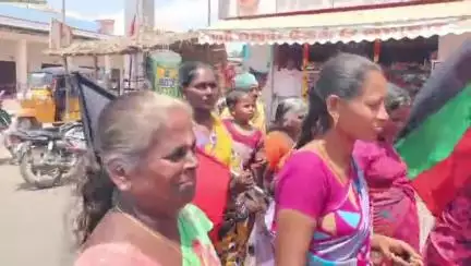 தொட்டியம்: தொட்டியம் காவல் நிலையம் அருகே பேருந்து நிறுத்தம் நிழற்குடை அமைக்க கோரி சாலை மறியல் போராட்டம்