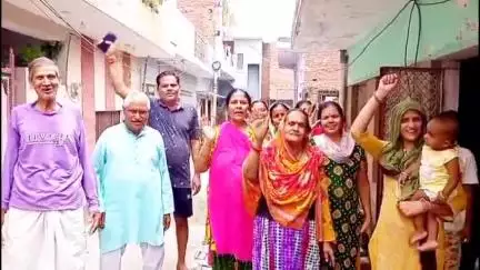 शिकोहाबाद: शिकोहाबाद में स्थानीय लोगों ने मोबाइल टावर के निर्माण कार्य का किया विरोध, रेडिएशन से स्वास्थ्य पर असर की आशंका
