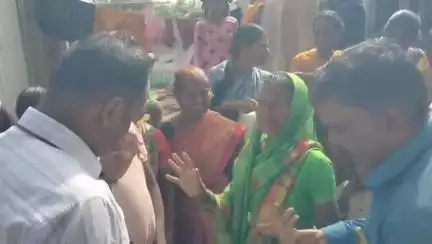 राहुरी: राहुरी फॅक्टरीत दारू विक्री होणाऱ्या ठिकाणी संतप्त महिलांचा हल्लाबोल, हातभट्टी दारू पकडून केली पोलिसांच्या स्वाधीन