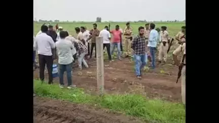 હળવદ: હળવદ તાલુકાના નવા દેવળીયા ગામની સીમમાં ખેતરમાં વિજપોલ ઊભા કરવાની કામગીરી સામે ખેડૂતનો ઉગ્ર વિરોધ