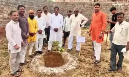 खेरागढ़: जगनेर में भाजपाइयों ने किया वृक्षारोपण, भाजपा के पूर्व जिलाध्यक्ष व मंडल अध्यक्ष रहे मौजूद