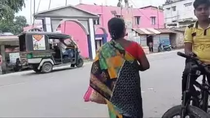 দেগঙ্গা: দেগঙ্গায় পোল্ট্রি ঘরের টিনের দরজা কেটে দেড়শ মুরগি নিয়ে পালালো দুষ্কৃতীরা, থানায় অভিযোগ দায়ের