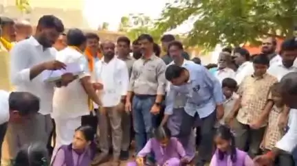 ధర్మవరంలో మంత్రి సత్యకుమార్ యాదవ్ తో కరచాలనం ఫోటోలకు ఎగబడ్డ మున్సిపల్ ప్రాథమిక పాఠశాల విద్యార్థులు.