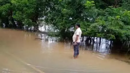 अहेरी: माजी जि.प.अध्यक्ष अजय कंकडालवार यांची व्येकाटरावपेठा परिसरातील पूरग्रस्त गावांना भेट ; गावकऱ्यांशी साधला संवाद