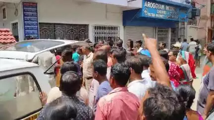 কৃষ্ণনগর ১: চিকিৎসার গাফিলতিতে মৃত রোগীর দেহ নার্সিংহোমথেকে বের করতেই পুলিশের সঙ্গে ধস্তাধস্তি পরিবারের লোকজনের,চালানো হয় ভাঙচুর