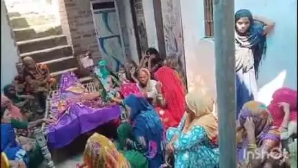 सिकंदराराऊ: हसायन में अज्ञात कारणों से युवक फांसी के फंदे पर लटका मिला, परिजनों में मचा कोहराम, पुलिस ने शव भेजा पोस्टमार्टम के लिए