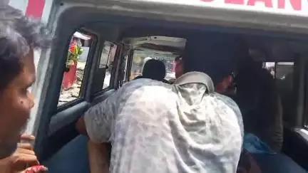 নাকাশিপাড়া: গোট পাড়ায় নারকেল গাছে উঠে নারকেল গাছ কাটতে গিয়েএক গাছি পড়ে গিয়ে গুরুতরা আহত হন অল্পের জন্য প্রাণে বেঁচে গেলেন