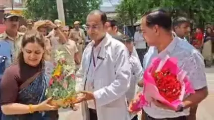 करनैलगंज: उ०प्र० राज्य महिला आयोग की उपाध्यक्ष अपर्णा यादव ने कर्नलगंज CHC का किया निरीक्षण