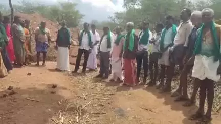 ಹನೂರು: ಅರಣ್ಯಇಲಾಖೆ ಕ್ರಮ ವಿರೋಧಿಸಿ ಕಡಬೂರಿನಲ್ಲಿ ಪ್ರತಿಭಟನೆ :ಗುಂಡಿ ಮುಚ್ಚದಿದ್ದರೆ ರಸ್ತೆ ತಡೆ ರೈತರ ಎಚ್ಚರಿಕೆ