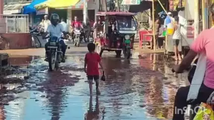 मोहम्मदी: मोहम्मदी नगर में जल भराव की समस्या से स्थानीय लोग परेशान, नहीं दिया जा रहा ध्यान