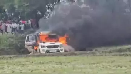 इमामगंज: शराब तस्करी के शक में पीछा कर रहे पुलिस वाहन की टक्कर से युवक की मौत, बवाल के बाद लोगों ने फूंकी कोठी पुलिस की गाड़ी