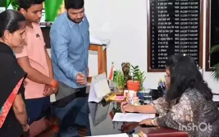 चतरा: चतरा समाहरणालय में उपायुक्त ने जनता दरबार लगाकर सुनी आमजनों की समस्याएं