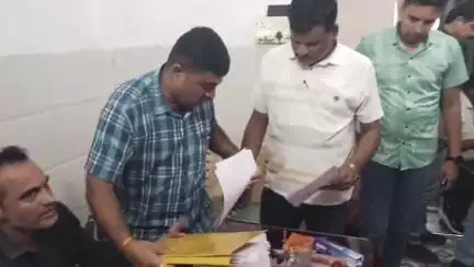 ठीकरी: लोकायुक्त पुलिस इंदौर ने ठीकरी स्वास्थ्य केंद्र के कंप्यूटर ऑपरेटर को रिश्वत लेते रंगे हाथों पकड़ा