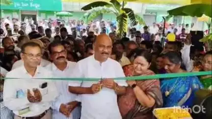 నర్సీపట్నం మార్కెట్ యార్డులో శుక్రవారం ఆధునిక వ్యవసాయ పనిముట్లు ప్రదర్శన ప్రారంభించిన అసెంబ్లీ స్పీకర్ అయ్యన్నపాత్రుడు