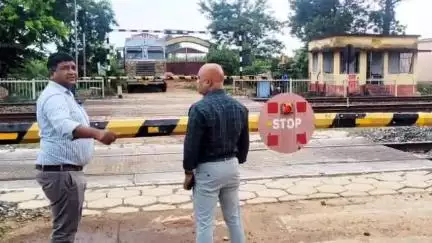चाकुलिया: एसडीओ ने किया पुरनापानी रेल फाटक का निरीक्षण, फाटक बंद करने की प्रक्रिया हुई तेज