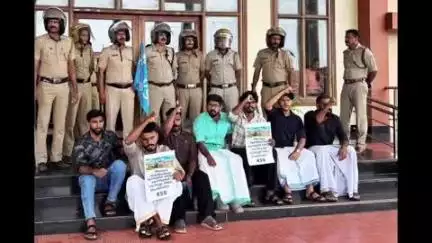 ഹൊസ്ദുർഗ്: മലയാളം വിഭാഗം ഒഴിവാക്കാനുള്ള നീക്കം, നീലേശ്വരം പാലാത്തടം യൂണിവേഴ്സിറ്റി ക്യാമ്പസ് കെ.എസ്‌.യു ഉപരോധിച്ചു