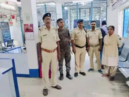 #कटिहार_पुलिस द्वारा बैंकिंग प्रतिष्ठानों /ATM में सुरक्षा-व्यवस्था सुनिश्चित करनें हेतू बैंकों की सुरक्षा जांच की जा रही है I

👉बैंक परिसर के अंदर एवं बाहर संदिग्ध पर निगरानी रखी जा रही है I