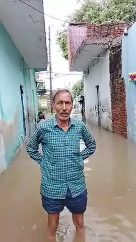 डबरा फरसी वाली गली में भरा भएंकर पानी लोगो के घरों में पानी भरने के कारण से हुआ भारी नुकसान।
