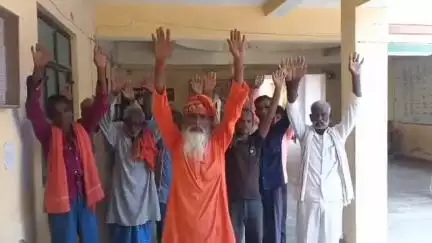 तमकुही राज: तमकुहीराज तहसील पर सपही टड़वा के पट्टा धारकों ने किया प्रदर्शन, पट्टे की भूमि पर कब्जा दिलाने की मांग
