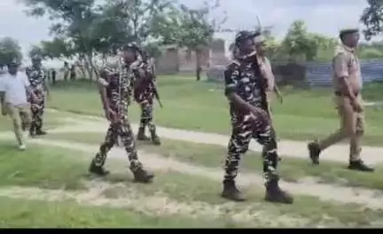 नौगढ़: आपरेशन कवच के तहत थाना मोहाना पुलिस, कस्टम विभाग और SSB ने ककरहवा वार्डर पर किया पैदल गश्त