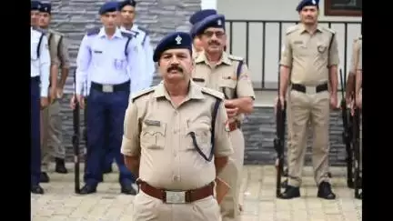 पिथौरागढ़: पुलिस लाइन पिथौरागढ़ में पुलिस कर्मियों के शारीरिक स्वास्थ्य एवं मानसिक स्तुति को लेकर किया गया साप्ताहिक परेड का आयोजन