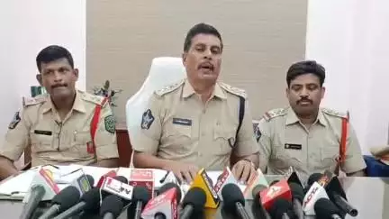 భీమిలి: తప్పుడు పత్రాలతో భూములు ఆక్రమణలు చేస్తున్న ఇద్దరిని అరెస్ట్ చెసినట్లు వెల్లడించిన నార్త్ ఏసీపీ అప్పలరాజు