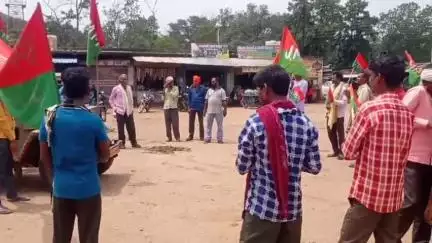 छत्तीसगढ़ जन मुक्ति मोर्चा ने जिले में खाद और बीज की किल्लत को लेकर निकाली रैली, किया प्रदर्शन