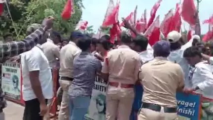 అనకాపల్లి కలెక్టరేట్ వద్ద ఫీజు రీయింబర్స్మెంట్ బకాయిలు విడుదల చేయాలని AISF ఆధ్వర్యంలో ధర్నా