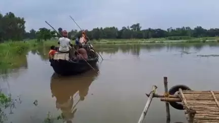 পটাশপুর ১: কেলেঘাই নদীর জল বাড়তেই সাঁকো জলের তলায়, জীবনের ঝুঁকি নিয়ে নৌকায় পারাপার করছে মানুষেরা