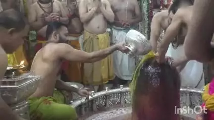 उज्जैन शहर: सावन माह के पहले दिन बाबा महाकाल की भस्म आरती में उमड़ी श्रद्धालुओं की भीड़