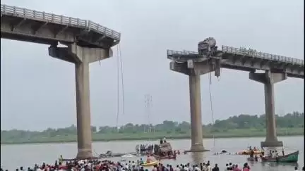 વડોદરા પશ્ચિમ: મંત્રી ઋષિકેશ પટેલે સયાજી હોસ્પિટલમાં ગંભીરા બ્રિજ દુર્ઘટનામાં ઘાયલ લોકોની મુલાકાત લીધી