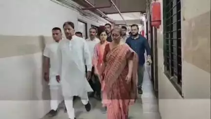 વડોદરા પશ્ચિમ: મંત્રીની મુલાકાત પહેલા SSG હોસ્પિટલને રંગોરોગાન કરવામાં આવ્યું, કોંગ્રેસ લાલઘૂમ