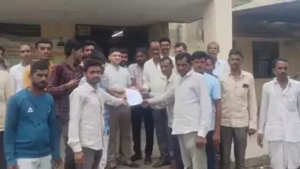 गंगधार: भाटखेड़ी गांव के ग्रामीणों ने चारागाह भूमि से कब्जा हटाने की मांग को लेकर तहसीलदार को सौंपा ज्ञापन