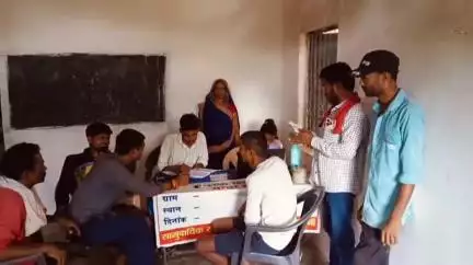 रीठी: बकलेहटा में आयुष्मान कार्ड बनाने के शिविर में 68 से अधिक कार्ड बने