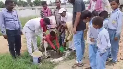 आलापुर: अशरफाबाद में शिक्षाविद संतराम यादव को पहली पुण्यतिथि पर दी श्रद्धांजलि, विद्यालय परिसर में उनकी याद में किया पौधारोपण