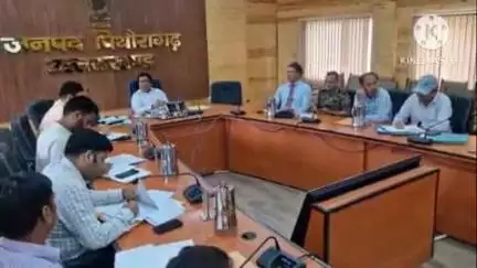 पिथौरागढ़: जिला कार्यालय सभागार में जिलाधिकारी विनोद गोस्वामी ने हरेला पर्व नदी महोत्सव की तैयारी को लेकर अधिकारियों के साथ की बैठक