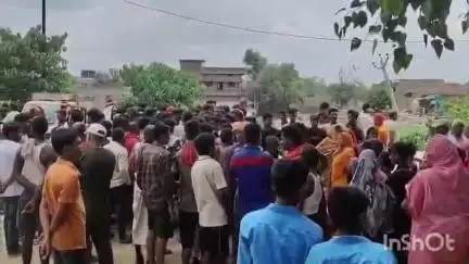 जमालपुर: सड़क दुर्घटना में बिजली मिस्त्री की मौत, मुआवज़े की मांग को लेकर ग्रामीणों ने एनएच-80 किया जाम